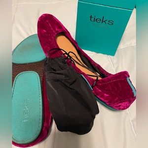 Almost NEW Tyrian Tieks 10. Worn maybe twice very soft.